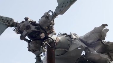 Rus Hava Kuvvetleri savaş helikopteri Hind Timsah 'ın yanmış parçaları. Düşen bir helikopterin enkazı. Ukrayna 'da savaş. Kırık askeri saldırı helikopteri yakın plan.