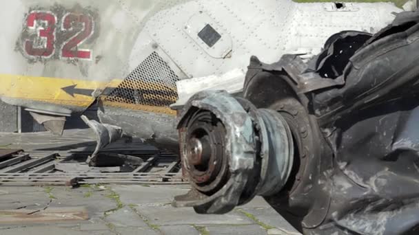 烧毁部分被毁的俄罗斯空军战斗直升机Hind Crocodile 一架坠落的直升机的残骸 乌克兰战争 破碎的军用攻击直升机特写 — 图库视频影像