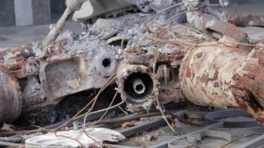 Rus Hava Kuvvetleri savaş helikopteri Hind Timsah 'ın yanmış parçaları. Düşen bir helikopterin enkazı. Ukrayna 'da savaş. Kırık askeri saldırı helikopteri yakın plan.