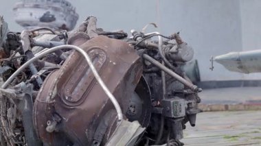 Rus Hava Kuvvetleri savaş helikopteri Hind Timsah 'ın yanmış parçaları. Düşen bir helikopterin enkazı. Ukrayna 'da savaş. Kırık askeri saldırı helikopteri yakın plan.