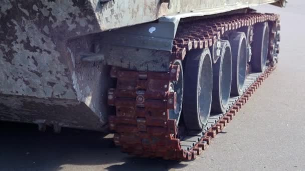 ウクライナの領土で装甲兵員輸送車を追跡破壊した 多目的航空装甲兵員輸送車ラクシュカ 破壊された軍用装甲兵員輸送車 — ストック動画