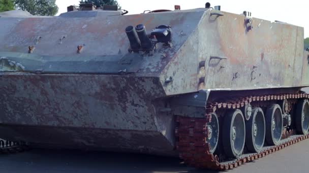 ウクライナの領土で装甲兵員輸送車を追跡破壊した 多目的航空装甲兵員輸送車Btr Mdラクシュカ 破壊された軍用装甲兵員輸送車 — ストック動画