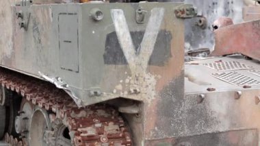 V harfli T-72 tankı yok edildi, yakıldı ve yakıldı. 2022 'deki Rus-Ukrayna çatışması. Rus askeri teçhizatı yok edildi. Rusya 'nın Ukrayna' ya karşı savaşı