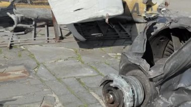 Yanmış bir helikopterin detayları. Yok edilmiş bir Rus Hava Kuvvetleri savaş helikopteri Hind Timsahı 'nın kalıntıları. Motor pervanesi, bıçaklar, kuyruk, çarpışan bir helikopterin enkazı.