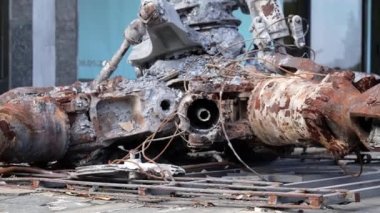 Yanmış bir helikopterin detayları. Yok edilmiş bir Rus Hava Kuvvetleri savaş helikopteri Hind Timsahı 'nın kalıntıları. Motor pervanesi, bıçaklar, kuyruk, çarpışan bir helikopterin enkazı.