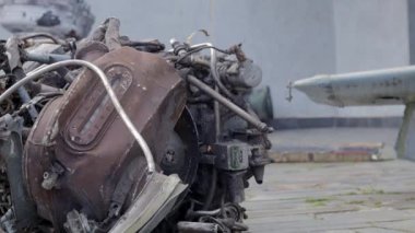 Yanmış bir helikopterin detayları. Yok edilmiş bir Rus Hava Kuvvetleri savaş helikopteri Hind Timsahı 'nın kalıntıları. Motor pervanesi, bıçaklar, kuyruk, çarpışan bir helikopterin enkazı.