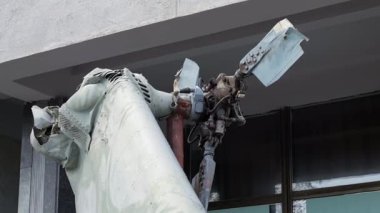 Yanmış bir helikopterin detayları. Yok edilmiş bir Rus Hava Kuvvetleri savaş helikopteri Hind Timsahı 'nın kalıntıları. Motor pervanesi, bıçaklar, kuyruk, çarpışan bir helikopterin enkazı.