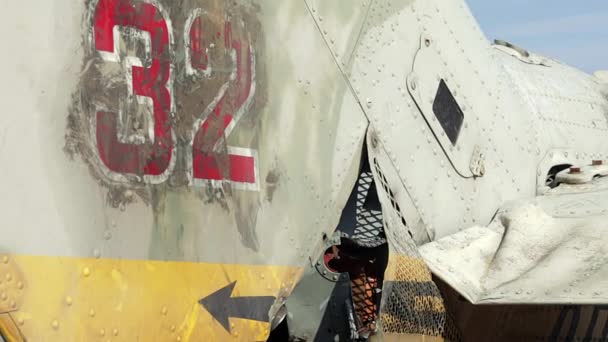 Detail Eines Ausgebrannten Hubschraubers Überreste Eines Zerstörten Kampfhubschraubers Der Russischen — Stockvideo