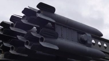 Sovyet roket topçuları BM-13 Katyusha 'nın savaş aracı. ZIS-6 'nın şasesine fırlatıcı yerleştirildi. Büyük Vatanseverlik Savaşı 'ndan kalma 132 mm' lik çoklu roket sistemi.