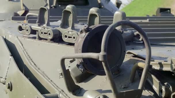 前灯与战斗坦克保护 坦克炮塔上非常明亮的探照灯 装甲步兵战车 旧装甲运兵车和卡其式前灯碎片 — 图库视频影像