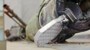 Operasyonel-taktik füze sistemi Tochka-U, 9M79M 'den geriye kalanlar. Hava savunma sistemi bir füzeyi düşürdü, bir kısmı da evin yakınına düştü. Sovyet taktik bombası yolda.