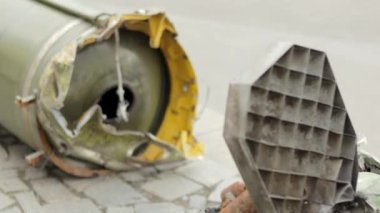 Operasyonel-taktik füze sistemi Tochka-U, 9M79M 'den geriye kalanlar. Hava savunma sistemi bir füzeyi düşürdü, bir kısmı da evin yakınına düştü. Sovyet taktik bombası yolda.