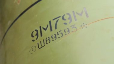 Taktik balistik füzenin parçaları, OTR-21. Rus askeri teçhizatı yok edildi. Tümen seviyesi Tochka U, SS-21 Scarab A, M-21 'in Sovyet füze sisteminin mermisi bitti.