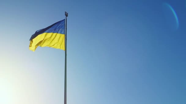 黎明时分 乌克兰缓慢的国旗迎风飘扬 在没有云彩的天空中飘扬 乌克兰的国家象征是蓝色和黄色 具有详细面料纹理的旗形环路 — 图库视频影像