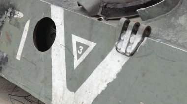 Ukrayna 'da savaş. Yırtık taretle parçalanmış tank. Kırılmış ve yanmış askeri tanklar. Depoda beyaz boya işareti ya da sembolü var. Yok edilmiş askeri teçhizat. Ukrayna 'ya Savaş
