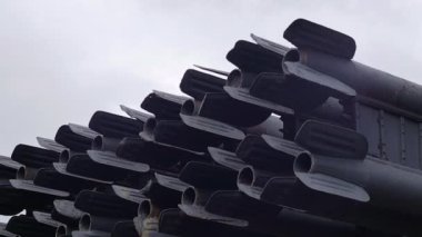 Sovyet roket topçuları BM-13 Katyusha 'nın savaş aracı. ZIS-6 'nın şasesine fırlatıcı yerleştirildi. Büyük Vatanseverlik Savaşı 'ndan kalma 132 mm' lik çoklu roket sistemi.