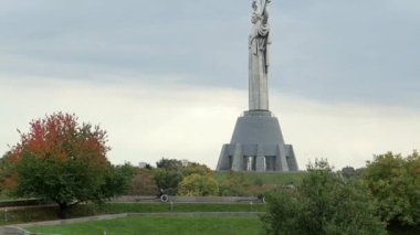 Anavatanın ünlü heykeli mavi gökyüzüne karşı. Kyiv 'in manzaraları ve anıtları. Dinyeper 'in sağ kıyısında Kyiv' de anıtsal heykel. Ukrayna, Kyiv - 08 Ekim 2022