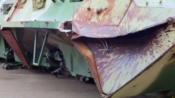 Veículo Combate Russo Com Buracos Armadura Destruiu Veículos Blindados Militares — Vídeo de Stock