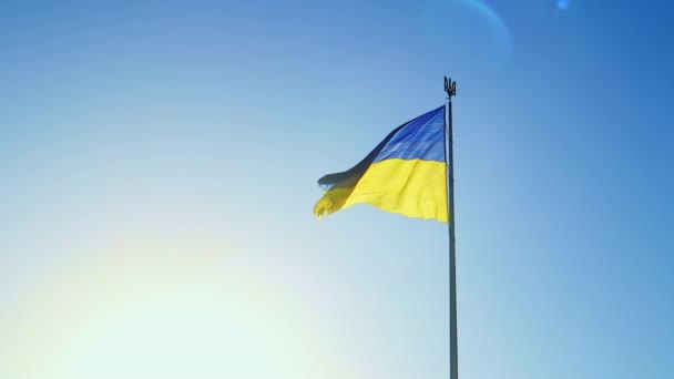 Ukrayna Nın Yavaş Hareket Eden Bayrağı Günün Şafağında Bulutsuz Bir — Stok video