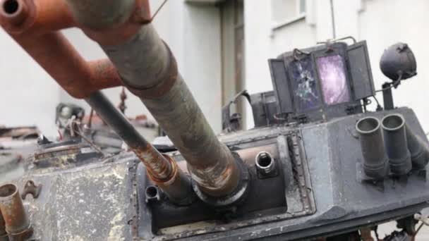坦克炮 枪管枪口的军事部队特写 烧坏了的坦克坦克炮的枪管 有选择的瞄准 在基辅附近被摧毁和烧毁的坦克和军事装备 乌克兰战争 — 图库视频影像