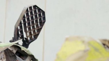 Operasyonel-taktik füze sistemi Tochka-U, 9M79M 'den geriye kalanlar. Hava savunma sistemi bir füzeyi düşürdü, bir kısmı da evin yakınına düştü. Sovyet taktik bombası yolda.