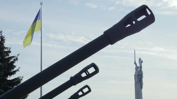 Rüzgarda Dalgalanan Ukrayna Bayrağı Anavatanın Ünlü Heykelinin Yanında Mavi Gökyüzündeki — Stok video