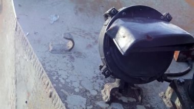 Tankın elementi, aydınlatma için bir fener. Zırhlı bir personel taşıyıcısının arka plan ışıkları. Bir savaş aracının gövdesine güçlü bir askeri projektör monte edildi.