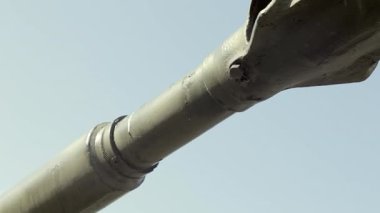 Sovyet hafif amfibi tankı PT-76. Nesne 740. Tank fıçısı, gökyüzüne karşı fıçı. Tank silahı. Namlu ya da alev kesici. Yakın plan.