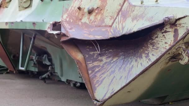 Oorlog Oekraïne Een Gat Het Harnas Van Een Infanterie Vechtvoertuig — Stockvideo