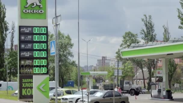 ウクライナのガソリンスタンドのネットワーク Okko 働いていない 車はありません ディーゼル燃料 ガソリン ガソリンが不足している ガソリンスタンドのサインは0 00です 石油産業について — ストック動画