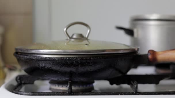Сковородка Газовой Плите Стеклянной Крышкой Пар Приближается Готовить Сковородка Огне — стоковое видео