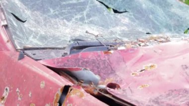 Araba kurşunla delik deşik olmuş. Rusya 'nın Ukrayna' ya karşı savaşı. Kyiv bölgesindeki savaş bölgesini boşaltmaya çalışırken sivillerin arabasını vurdu. Arabanın arkasında kurşun izleri var.