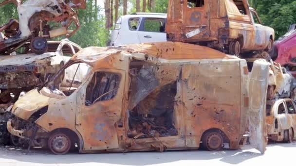 火后有车燃烧的汽车的铁零件 被烧毁的汽车被遗弃在一个安静的乡村边 火灾的结果 汽车保险的概念 俄罗斯对乌克兰的战争 — 图库视频影像