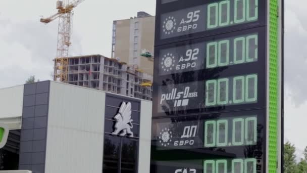 Distributeur Carburant Dans Une Station Service Ukraine Avec Tableau Des — Video