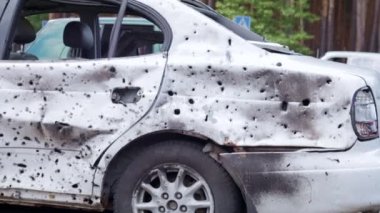 Araba kurşunla delik deşik olmuş. Ukrayna 'da savaş. Kyiv bölgesindeki savaş bölgesini boşaltmaya çalışırken sivillerin arabasını vurdu. Arabanın arka koltuğunda kurşun izleri var. Ukrayna, Irpin - 12 Mayıs 2022