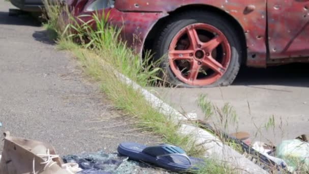 ウクライナ戦争中に破損した車両を撃墜 民間車が損傷した 車体に弾丸と弾丸の穴がある 車は銃弾でぶつかりました 物事は散らばっている ウクライナ アーペン 2022年5月12日 — ストック動画