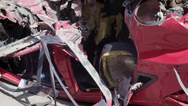 イルピン市内の自動車 ウクライナのキエフ地方 ロシアウクライナ戦争 ウクライナにおけるロシア軍の侵攻の結果 民間人の車を破壊した 火事の後の車 — ストック動画