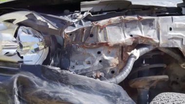 Ön sol çamurluğu olmayan siyah yolcu vagonu. Kazadan sonra araba. Bir benzin istasyonunda sökülmüş bir arabayı tamir etmek için yakın plan. Araba servisi konsepti. Kırık farlı bir araç.