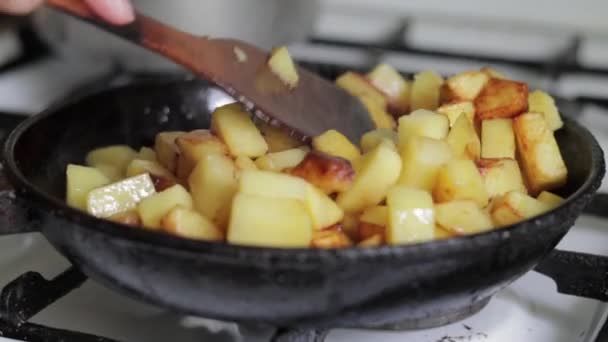 Mână Femeiască Amestecă Cartofii Prăjiți Spatulă Lemn Într Tigaie Procesul — Videoclip de stoc