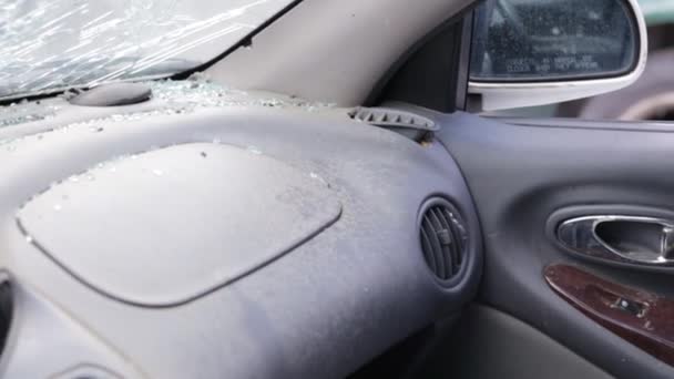 Wnętrze Samochodu Zostało Uszkodzone Wypadku Siedzeniu Znajduje Się Ikona Amuletu — Wideo stockowe
