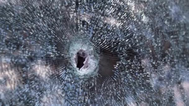 汽车挡风玻璃上的弹孔 汽车保险 一辆平民的汽车 挡风玻璃破碎 因炮击而受损 俄罗斯全面入侵乌克兰领土的受害者 — 图库视频影像