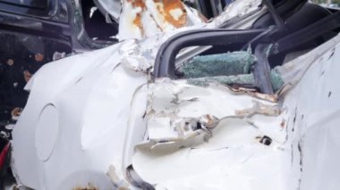 Araba kurşunla delik deşik olmuş. Ukrayna 'da savaş. Kyiv bölgesindeki savaş bölgesini boşaltmaya çalışırken sivillerin arabasını vurdu. Arabanın arkasında kurşun izleri var.