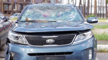 Araba kurşunla delik deşik olmuş. Ukrayna 'da savaş. Kyiv bölgesindeki savaş bölgesini boşaltmaya çalışırken sivillerin arabasını vurdu. Arabanın arka koltuğunda kurşun izleri var. Ukrayna, Irpin - 12 Mayıs 2022