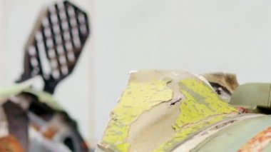 Operasyonel-taktik füze sistemi Tochka-U, 9M79M 'den geriye kalanlar. Hava savunma sistemi bir füzeyi düşürdü, bir kısmı da evin yakınına düştü. Sovyet taktik bombası yolda.