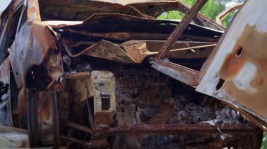 Irpin şehrinde otomobil. Kyiv bölgesi, Ukrayna. Rusya Ukrayna savaşı. Ukrayna 'daki Rus ordusunun işgalinin sonuçları. Sivil nüfusun tahrip edilmiş arabaları. Yangından sonra arabalar.