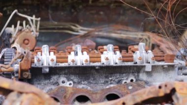 Şehirdeki bir kaza sonucu yanmış bir araba kaputun altındaki motorun paslı ve erimiş metali. Yanmış arabalar ve araçlar. Kusurlu silindir başı. Vandalizm