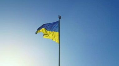 Ukrayna bayrağı Ukrayna 'nın resmi devlet sembolü olmasının yanı sıra Ukrayna' nın ulusal sembollerinden biridir. İki eşit yatay çizgili dikdörtgen panel, mavi üst ve sarı alt