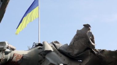 Rus Hava Kuvvetleri Hind Timsah Mi-24 helikopterinin kalıntıları gökyüzünün arka planına ve Ukrayna bayrağına karşı. Düşen bir helikopterin enkazı. Ukrayna 'da Savaş