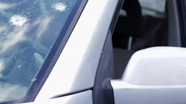 Τρύπες Από Σφαίρες Στο Παρμπρίζ Ενός Αυτοκινήτου Ασφάλιση Αυτοκινήτου Ένα — Αρχείο Βίντεο