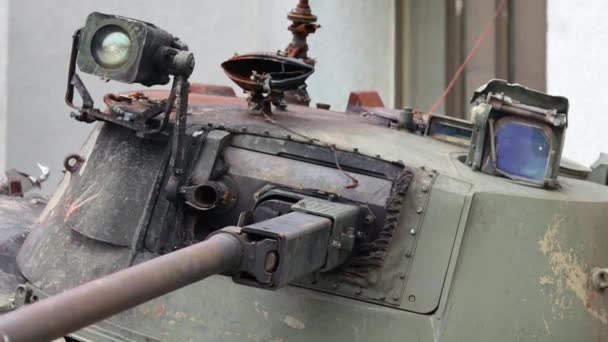 乌克兰战争 用撕破的炮塔摧毁的坦克 损坏和烧毁了军用坦克 在油箱上用白色油漆标出标志或符号 被毁的军事装备 对乌克兰的战争 — 图库视频影像